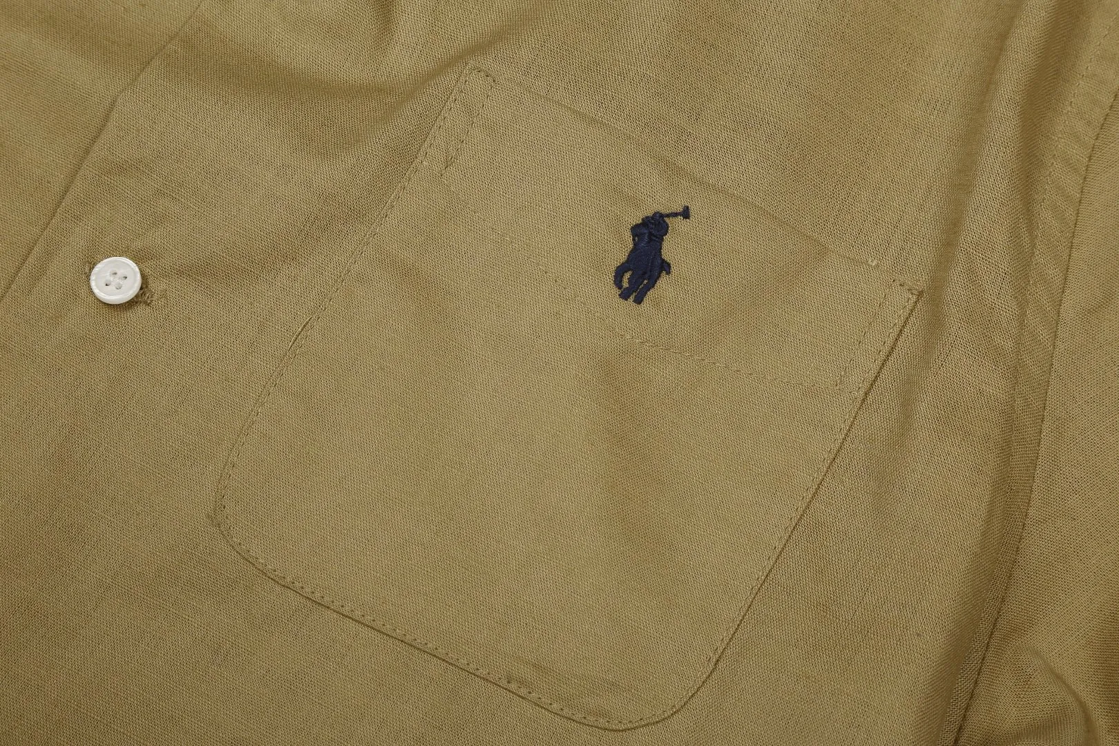P230 White background picture [High-end quality] Style number: 25055# Color: Navy blue/off-white/ice blue/light pink/chicken yellow/khaki Size: S to XL - Ralph Lauren/Ralph Lauren 25SS Summer popular high-quality old money style Cuban collar pocket style short-sleeved linen couple shirt - originality restoration 95% cotton blended bamboo linen pre-car wash treatment tight and soft texture ✅ - 100% restored workmanship Complete professional shirt with embedded clips in bifurcated sleeves, top button earrings ✅ - Custom dyed original pearlescent white buttons with different sizes ✅ - Special shaped chiffon foil inside the collar door tube, which is not easy to deform and pull ✅ - Ralph Lauren/linen pocket style short-sleeved shirt. It is different from the classic style and has a niche style. It perfectly combines comfort and high-end. An indispensable piece in summer. It is both cool and textured. It is the king of ins style with every snap. It can be used for commuting and vacationing. There’s no pressure to switch between different styles, and the classics never go out of style.